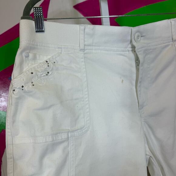 Gloria Vanderbilt White Bermudas, Size 14. Minor stains, should wash out. - Picture 3 of 7